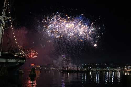 Baltimore rings in New Year with Inner Harbor fireworks Baltimore rings in New Year with Inner Harbor fireworks